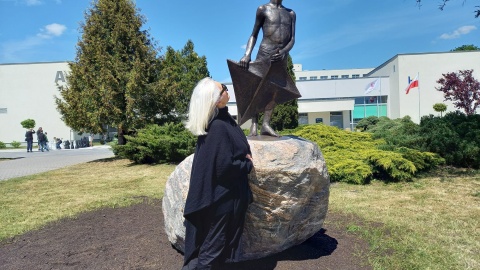 Magda Umer przy chłopcu z latawcem upamiętniającym Jeremiego Przyborę/fot. Archiwum Polskiego Radia PiK