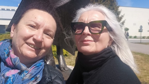 Magda Umer (z prawej) i Ewa Dąbska-Wieczorkowska przy chłopcu z latawcem upamiętniającym Jeremiego Przyborę/fot. Archiwum Polskiego Radia PiK