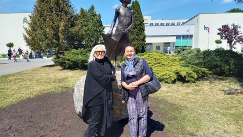 Magda Umer (z lewej) i Ewa Dąbska-Wieczorkowska przy chłopcu z latawcem upamiętniającym Jeremiego Przyborę/fot. Archiwum Polskiego Radia PiK