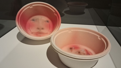 Wystawa podejmuje tematy kobiecości, poszukiwania miłości i jednorazowości w życiu człowieka/fot. Iwona Muszytowska-Rzeszotek