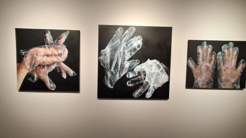 Wystawa podejmuje tematy kobiecości, poszukiwania miłości i jednorazowości w życiu człowieka/fot. Iwona Muszytowska-Rzeszotek