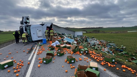 W Jarantowicach przewróciła się ciężarówka przewożąca owoce cytrusowe/fot. KP PSP Wąbrzeźno