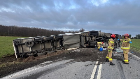 W Jarantowicach przewróciła się ciężarówka przewożąca owoce cytrusowe/fot. KP PSP Wąbrzeźno