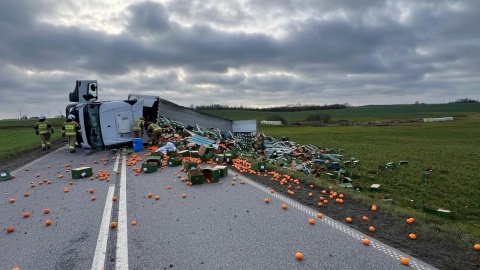 W Jarantowicach przewróciła się ciężarówka przewożąca owoce cytrusowe/fot. KP PSP Wąbrzeźno