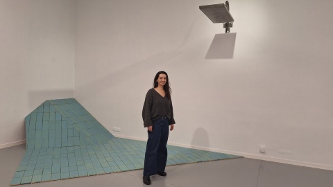 Iwona Rozbiewska prezentuje wystawę "Ukryta przestrzeń" w Galerii Miejskiej bwa w Bydgoszczy/fot. Bogumiła Wresiło