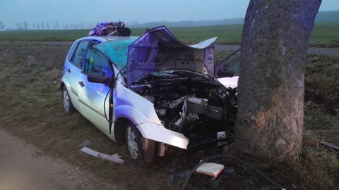 Mężczyzna w wieku 79 lat kierujący samochodem osobowym marki Ford Fiesta na prostym odcinku drogi zjechał na przeciwny pas ruchu i uderzył w drzewo/fot. KM PSP Chełmno/Facebook