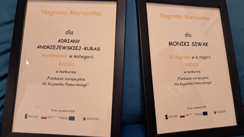 Dyplomy dla dziennikarek PR PiK, nagrodzonych w konkursie marszałka/fot. Magdalena Gill