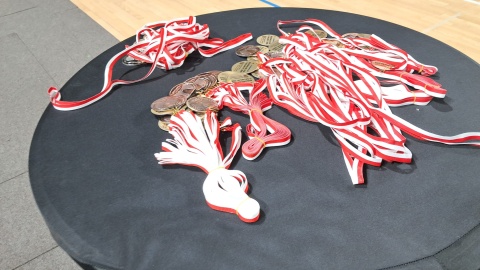 Dzieci wesoło wybiegły na parkiet „Łuczniczki”! Wybrały sport zamiast smartfonów/fot. Wiktor Sobociński