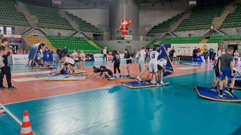 Dzieci wesoło wybiegły na parkiet „Łuczniczki”! Wybrały sport zamiast smartfonów/fot. Wiktor Sobociński