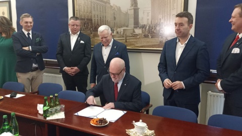 Stanowisko podpisali przewodniczący wszystkich klubów toruńskiej Rady Miasta. / Fot. Monika Kaczyńska