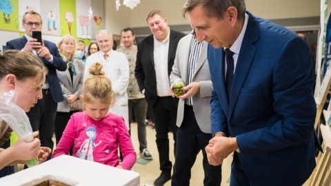 Mali pacjenci podczas warsztatów zbudowali piernikowy model przyszłego szpitala. / Fot. Materiały prasowe