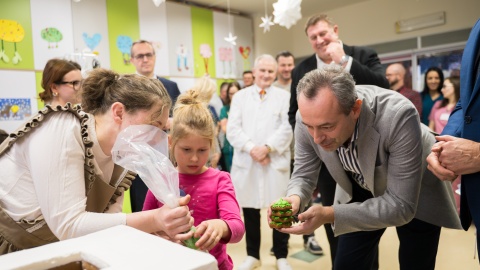 Mali pacjenci podczas warsztatów zbudowali piernikowy model przyszłego szpitala. / Fot. Materiały prasowe