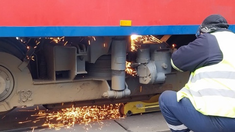 Konieczne było użycie palnika, by wydobyć silnik/fot. Marcin Kupczyk