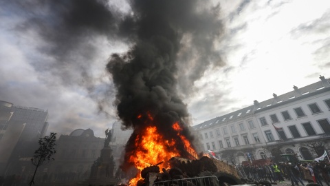 Rolnicy, także z Polski, protestują w Brukseli. Policja użyła armatek wodnych i gazu łzawiącego/fot. PAP/EPA/OLIVIER MATTHYS