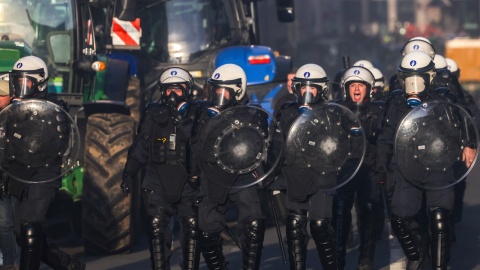 Rolnicy, także z Polski, protestują w Brukseli. Policja użyła armatek wodnych i gazu łzawiącego/fot. PAP/EPA/OLIVIER MATTHYS