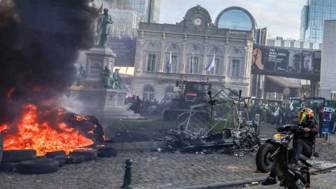 Rolnicy, także z Polski, protestują w Brukseli. Policja użyła armatek wodnych i gazu łzawiącego/fot. PAP/EPA/OLIVIER MATTHYS