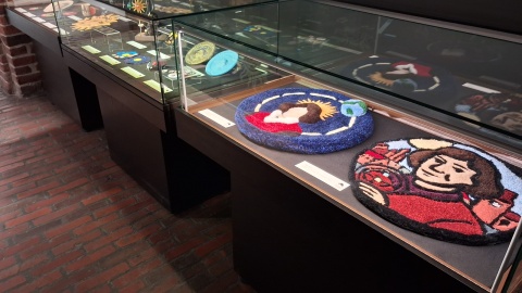 Wystawa pamiątek kopernikańskich XXI wieku w Domu Mikołaja Kopernika prezentowana będzie do końca lutego. / Fot. Iwona Muszytowska-Rzeszotek