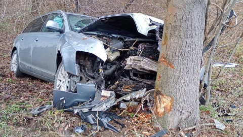 W Mielnie samochód zjechał z drogi i uderzył w drzewo. / Fot. OSP w Pakości