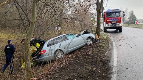 W Mielnie samochód zjechał z drogi i uderzył w drzewo. / Fot. OSP w Pakości