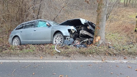 W Mielnie samochód zjechał z drogi i uderzył w drzewo. / Fot. OSP w Pakości