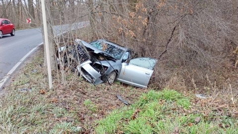 W Mielnie samochód zjechał z drogi i uderzył w drzewo. / Fot. OSP w Pakości