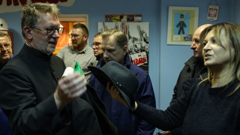 Czwartą dobę trwa protest górników w czechowickiej kopalni Silesia. Są stale pod ziemią. Na górze wspierają ich rodziny, związkowcy, kapelan/PAP/Jarek Praszkiewicz