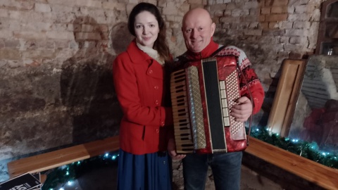 Mieszkańcy Łobdowa spotkali się w ponad 100-letniej stajni. / Fot. Michał Zaręba