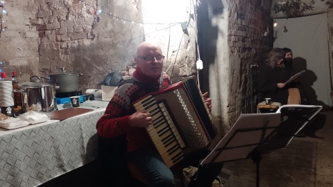 Mieszkańcy Łobdowa spotkali się w ponad 100-letniej stajni. / Fot. Michał Zaręba