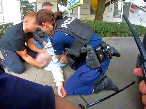 Starszy pan umierał na środku ulicy w Toruniu Policjanci uratowali mu życie - dramatyczny film