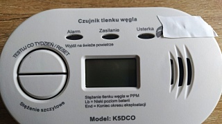 Czujka czadu i zadymienia zadziałała. Udało się uratować życie seniora z Torunia