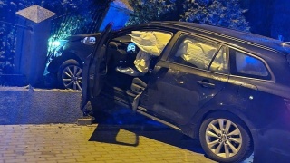 Pijany 23-letni kierowca wjechał w ogrodzenie. Nocny huk usłyszał policjant