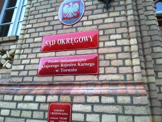 Narkotykowy sklepik w Toruniu - na ławie oskarżonych m.in. ojciec i syn. Zapadł wyrok