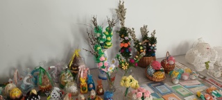 Ozdoby na stół wielkanocny i biżuteria. Kiermasz w muzeum w Inowrocławiu