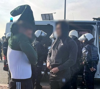 Pseudokibice byli gotowi do wielkiej bitwy. Na ich drodze stanęła Policja z czterech województw [wideo]