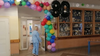 Postacie z bajek, kolorowe balony i tort. Tak SP nr 18 w Bydgoszczy świętowała 80-lecie [zdjęcia]