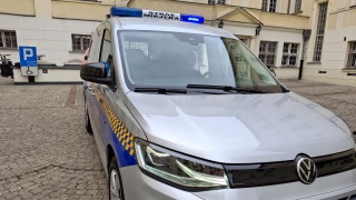 Nowy samochód dla grudziądzkich strażników miejskich. Kluczyki wręczył prezydent miasta