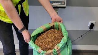 Policjanci z Włocławka przejęli 330 kilogramów nielegalnego tytoniu. Zatrzymali 47-latka [zdjęcia]