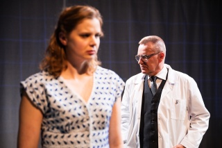 Teatr im. Wilama Horzycy znów zamieni się w gabinet lekarski. Premiera kolejnego spektaklu [zdjęcia]