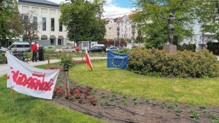 Rzeźba bydgoskiej Łuczniczki w unijnych barwach. Europejski happening Jana Rulewskiego [zdjęcia]