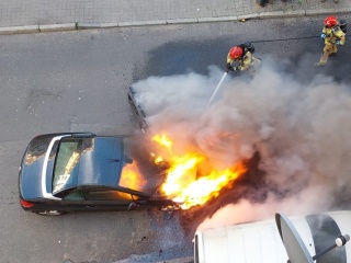 Pożar samochodu osobowego na bydgoskim Okolu. Drugie auto uszkodzone [zdjęcia]