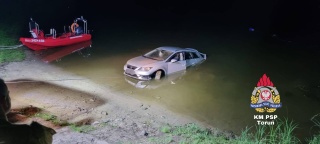Nocna akcja toruńskich strażaków. Wyciągali samochód, który zaparkował w Wiśle [zdjęcia]