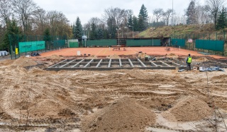 Hala sportowa otwierana na pilota Takie rzeczy tylko w Świeciu Do tego strzelnica i kort tenisowy