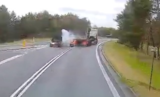 O krok od tragedii w Przyłubiu. Naczepa jadącej ciężarówki uderzyła w osobowe auto [wideo]