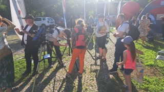 Patrzyli w Słońce i w gwiazdy Kosmiczny piknik z okazji rocznicy lądowania na Księżycu [zdjęcia]
