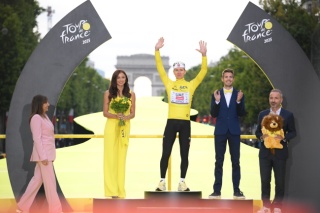 Pogacar po raz czwarty królem Tour de France. Historyczny triumf Słoweńca w deszczu Paryża