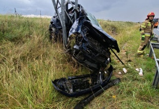 Kolejny groźny wypadek na autostradzie A-1. Samochód wbił się w słup [zdjęcia]