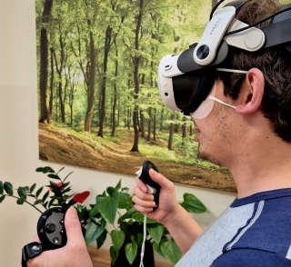 Tradycyjna terapia zyskała wirtualne wsparcie. Pacjenci ze Świecia zakładają gogle VR