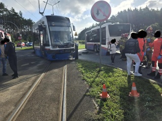 Kolizja autobusu z tramwajem na ul. Akademickiej w Bydgoszczy. Dziewięć osób poszkodowanych