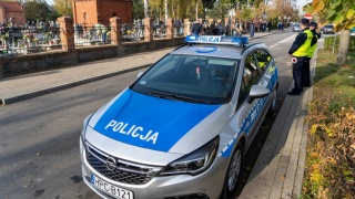 19-letni motocyklista uderzył w drzewo, zginął na miejscu. Po tragedii w Czarżu