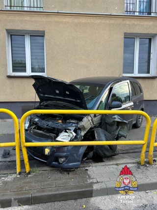 Zderzenie z barierkami w Toruniu, kolizja w Lubiczu. Wypadkowy poranek w regionie